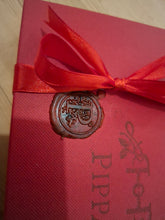 Load image into Gallery viewer, "E R" Commemorative Silver Jubilee Horse Brass