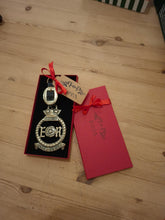 Load image into Gallery viewer, "E R" Commemorative Silver Jubilee Horse Brass